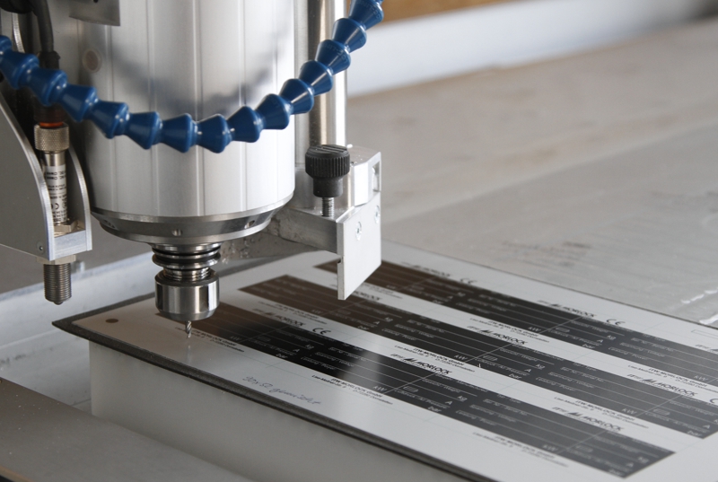 Fräsen von Aluminium-Typenschildern / Frontplatten auf der CNC – präzise Konturen und Bohrungen