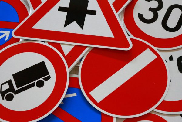 Verkehrszeichen Straßenschilder Verkehrsschilder